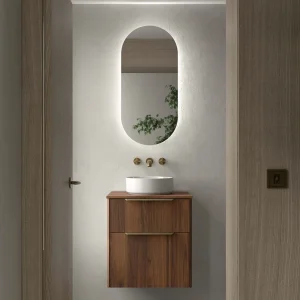 Conjunto de baño Luva con encimera para lavabo sobre encimera, en madera, ambientado en baño