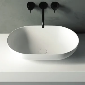 Lavabo sobre encimera Pool Solid Surface blanco con diseño ovalado, en blanco, ambientado en baño, vista 3