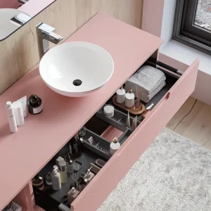 Mueble de baño Miami suspendido con 2 cajones y tapa lacada, con cajón abierto en rosa