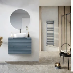 Mueble de baño Miami suspendido con 2 cajones y tapa lacada, en azul, ambientado en baño, vista 7