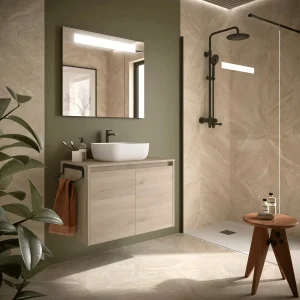 Mueble de baño suspendido Noja con tapa para lavabo sobre encimera, en madera clara, ambientado en baño, vista 8