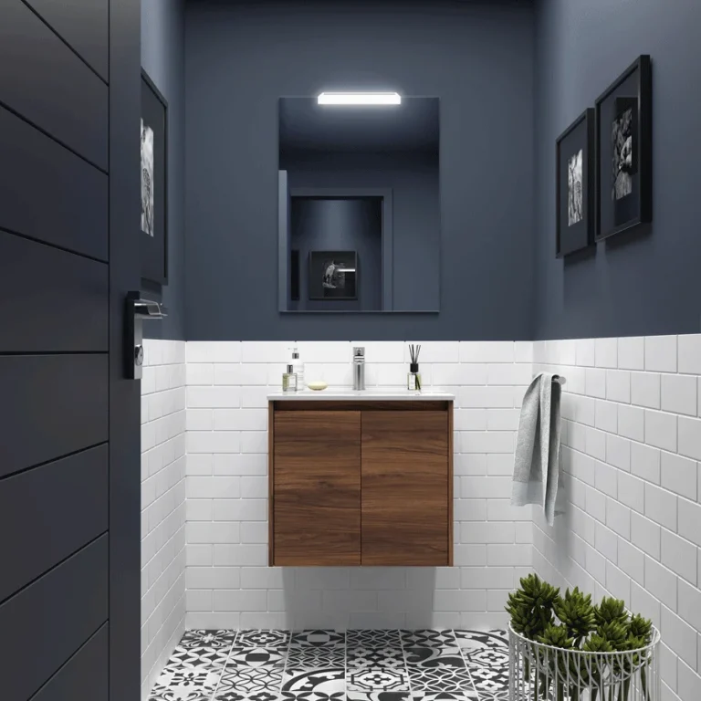 Mueble de baño Noja suspendido con lavabo de porcelana y 2 puertas, en madera oscura, pared azul