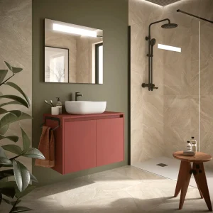 Mueble de baño suspendido Noja con tapa para lavabo sobre encimera, en coral, ambientado en baño, vista 6