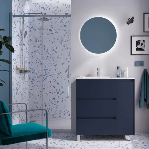 Mueble de baño Noja con 3 cajones, 1 puerta, lavabo desplazado y patas cromadas, en azul, ambientado en baño