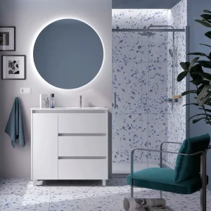 Mueble de baño Noja con 3 cajones, 1 puerta, lavabo desplazado y patas cromadas, en blanco, ambientado en baño