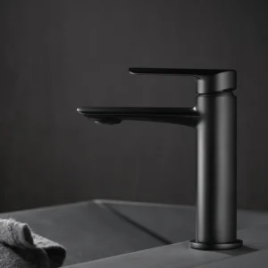 Grifo monomando para lavabo Ural IMEX, en negro, ambientado en baño