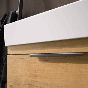 Mueble de baño Elena con lavabo One 60cm, diseño moderno integrado en porcelana, detalle del tirador en madera