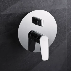 Conjunto de ducha monomando empotrado Bélgica IMEX | Ducha de pared negro mate o cromo, detalle del mando en cromo