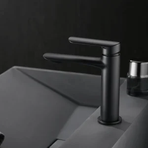 Grifo monomando para lavabo Ural IMEX, en negro, ambientado en baño, vista 5