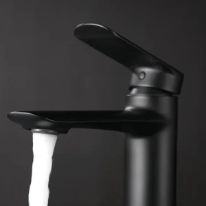 Grifo monomando para lavabo Ural IMEX, con agua saliendo del caño en negro