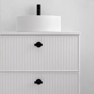 Mueble de baño suspendido Carmen 80 cm con lavabo Aire y 2 cajones, detalle del tirador en blanco