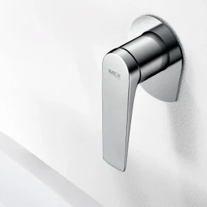 Grifo empotrado de lavabo monomando serie Delos de Imex, detalle del mando en cromo