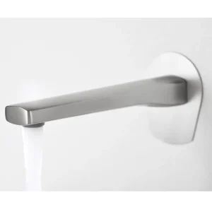 Grifo empotrado de lavabo monomando serie Delos de Imex, con agua saliendo del caño en acero