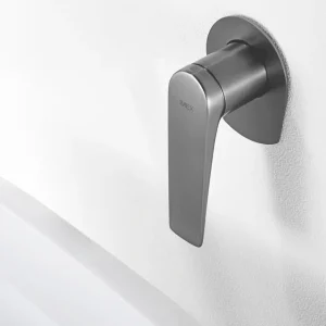 Grifo empotrado de lavabo monomando serie Delos de Imex, detalle del mando en gris oscuro