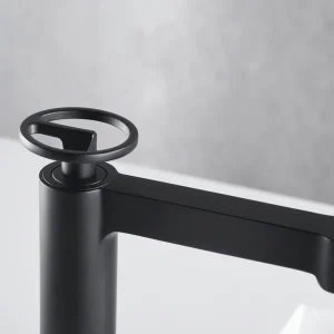 Grifo monomando de lavabo serie Olimpo de Imex, en negro, ambientado en baño