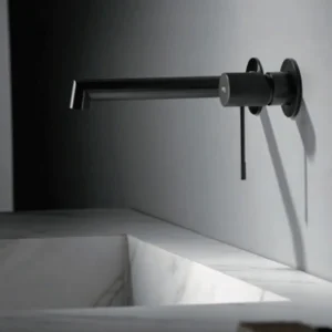Grifo empotrado de lavabo monomando serie Line de Imex, en negro, ambientado en baño