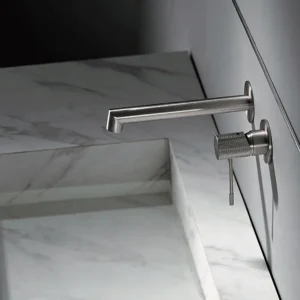 Grifo empotrado de lavabo monomando serie Line de Imex, en cromo, ambientado en baño