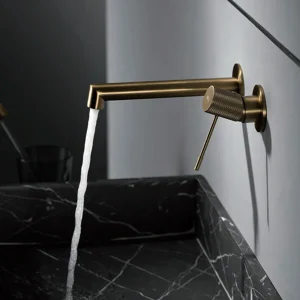 Grifo empotrado de lavabo monomando serie Line de Imex, en dorado, ambientado en baño