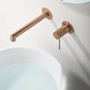 Grifo empotrado de lavabo monomando serie Line de Imex, en oro rosa, ambientado en baño