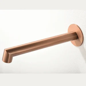 Grifo empotrado de lavabo monomando serie Line de Imex, detalle del caño en oro rosa