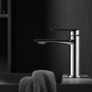 Grifo monomando para lavabo Ural IMEX, en cromo, ambientado en baño