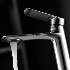 Grifo monomando para lavabo Ural IMEX, con agua saliendo del caño en cromo