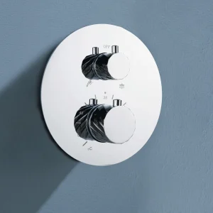Conjunto de ducha termostático empotrado serie Bless de Imex, detalle del mando en cromo