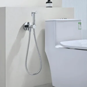 Grifería de bidé empotrada monomando serie Bless de Imex, instalada junto al inodoro en cromo