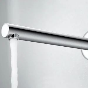 Grifo empotrado de lavabo monomando serie Olimpo de Imex, con agua saliendo del caño en cromo