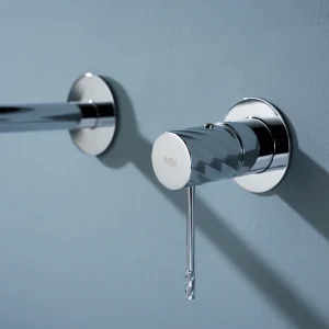 Grifo de lavabo empotrado monomando serie Bless de Imex, detalle del mando en cromo