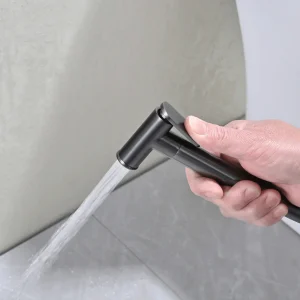 Grifería de bidé empotrada monomando serie Bless de Imex, ducha higiénica en uso en gris oscuro