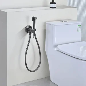 Grifería de bidé empotrada monomando serie Bless de Imex, instalada junto al inodoro en gris oscuro