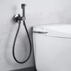 Grifería de bidé empotrada monomando serie Line de Imex, instalada junto al inodoro en gris oscuro