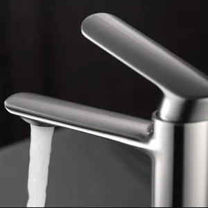 Grifo monomando para lavabo Ural IMEX, con agua saliendo del caño en acero