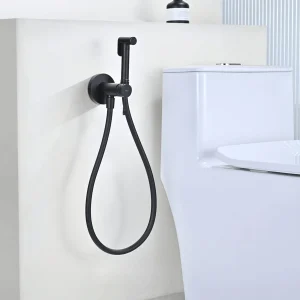 Grifería de bidé empotrada monomando serie Bless de Imex, instalada junto al inodoro en negro