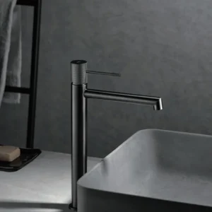 Grifo monomando de lavabo caño alto serie Line de Imex, en negro, ambientado en baño