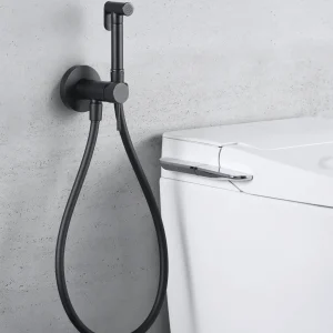 Grifería de bidé empotrada monomando serie Line de Imex, instalada junto al inodoro en negro