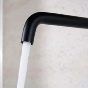Grifo de lavabo empotrado monomando serie Bless de Imex, con agua saliendo del caño en negro, vista 17
