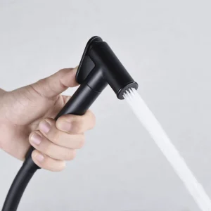 Grifería de bidé empotrada monomando serie Line de Imex, ducha higiénica en uso en negro