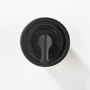 Grifo empotrado de lavabo monomando serie Olimpo de Imex, detalle del mando en negro