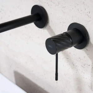 Grifo de lavabo empotrado monomando serie Bless de Imex, detalle del mando en negro