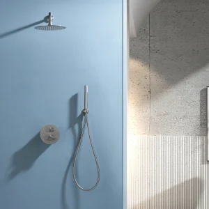 Conjunto de ducha termostático empotrado serie Bless de Imex, en acero, instalado en ducha
