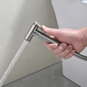 Grifería de bidé empotrada monomando serie Bless de Imex, ducha higiénica en uso en acero