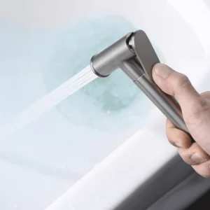 Grifería de bidé empotrada monomando serie Line de Imex, ducha higiénica en uso en gris oscuro