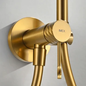 Grifería de bidé empotrada monomando serie Bless de Imex, detalle de la grifería en dorado