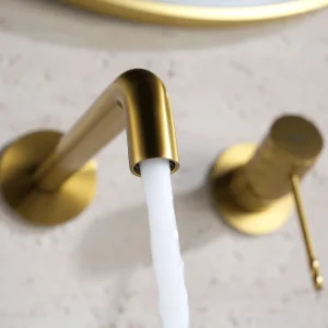 Grifo de lavabo empotrado monomando serie Bless de Imex, con agua saliendo del caño en dorado