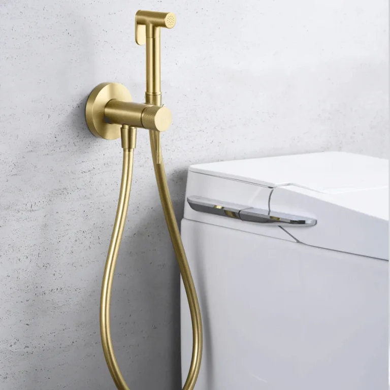 Grifería de bidé empotrada monomando serie Line de Imex, en dorado