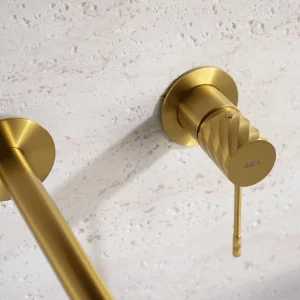 Grifo de lavabo empotrado monomando serie Bless de Imex, detalle del mando en dorado