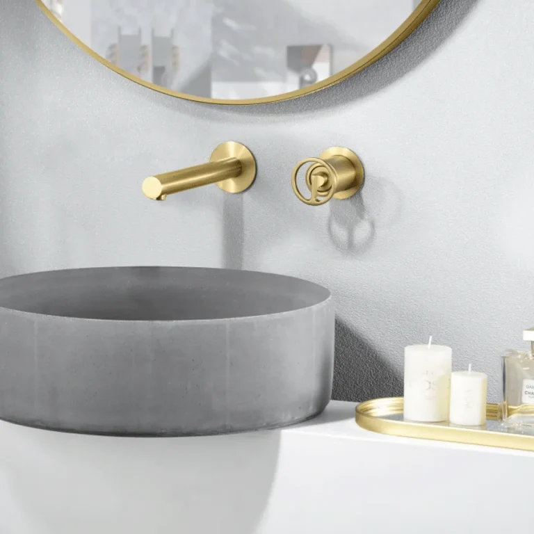 Grifo empotrado de lavabo monomando serie Olimpo de Imex, en dorado sobre lavabo gris