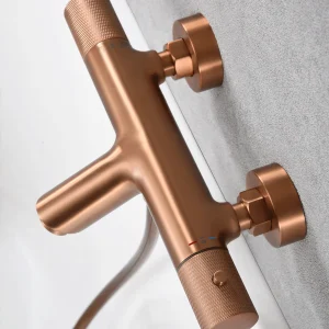 Grifería termostática de baño y ducha serie Line de Imex, detalle de la grifería en oro rosa
